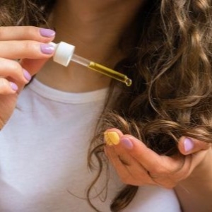 Tropfen Öl auf Haarspitzen